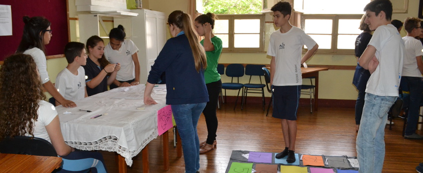 Turma do 8º ano confecciona jogos matemáticos - Colégio Nossa